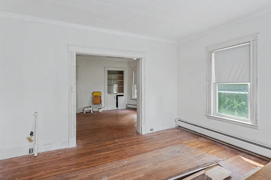 9 Bourne St, Lowell, MA 01852 - #3