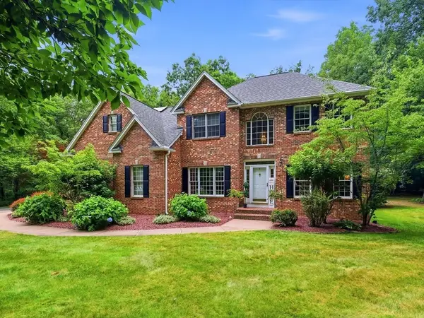 8 Wintergreen Cir, Southwick, MA 01077