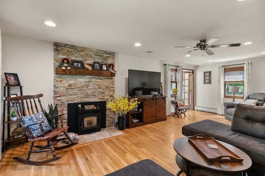 229 Tispaquin St, Middleboro, MA 02346 - #3