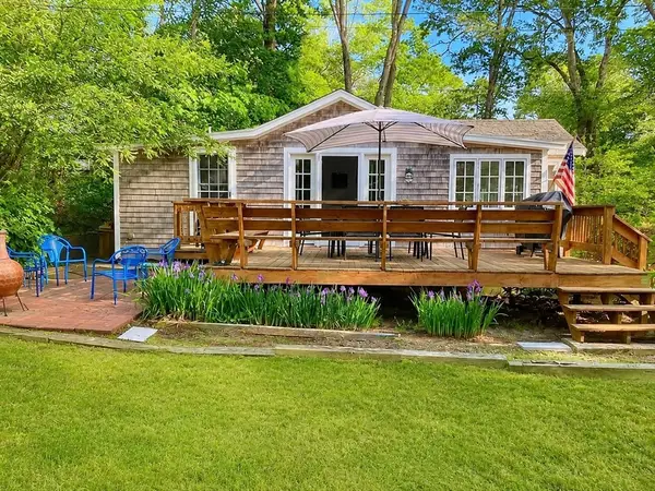 7 Pond Ter, Plymouth, MA 02360