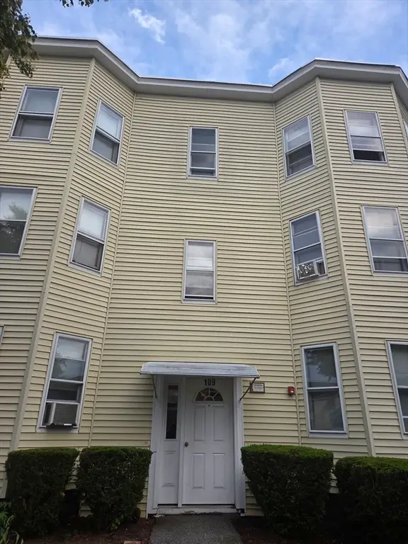 109 Grover St, Springfield, MA 01104