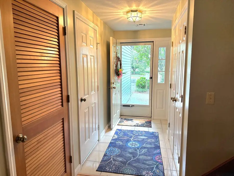 401 Ridgefield Cir #401D, Clinton, MA 01510 - #3