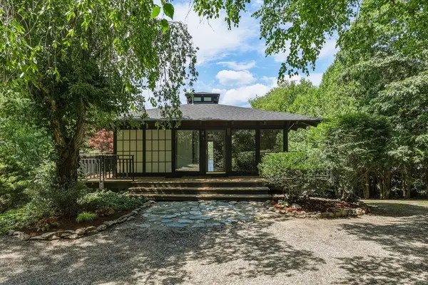 5 Laurel Ridge Dr, Belchertown, MA 01007