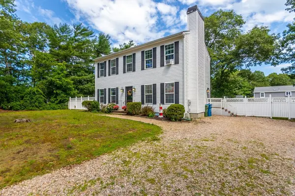 8 Hampden Rd, Falmouth, MA 02536