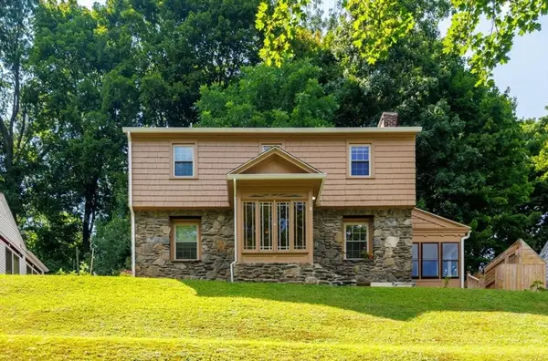 30 Saint Elmo Rd, Worcester, MA 01602