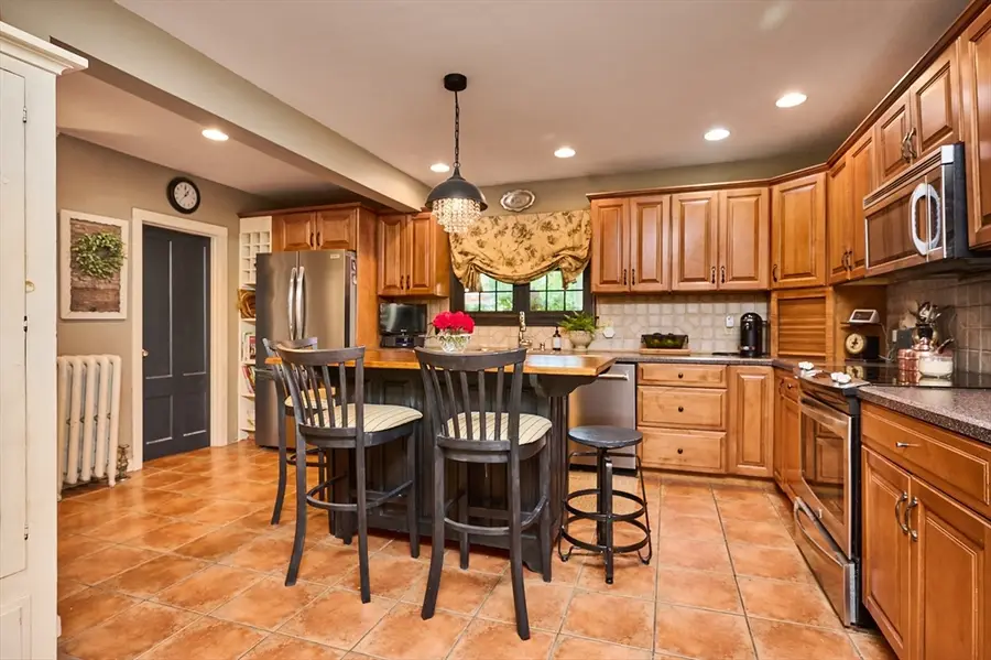 27 Prospect St, Easthampton, MA 01027 - #3