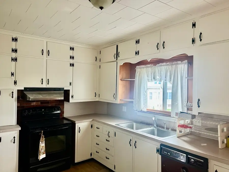556 Brayton Ave, Somerset, MA 02726 - #2