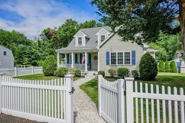 29 Cape Cod Ave, Plymouth, MA 02360