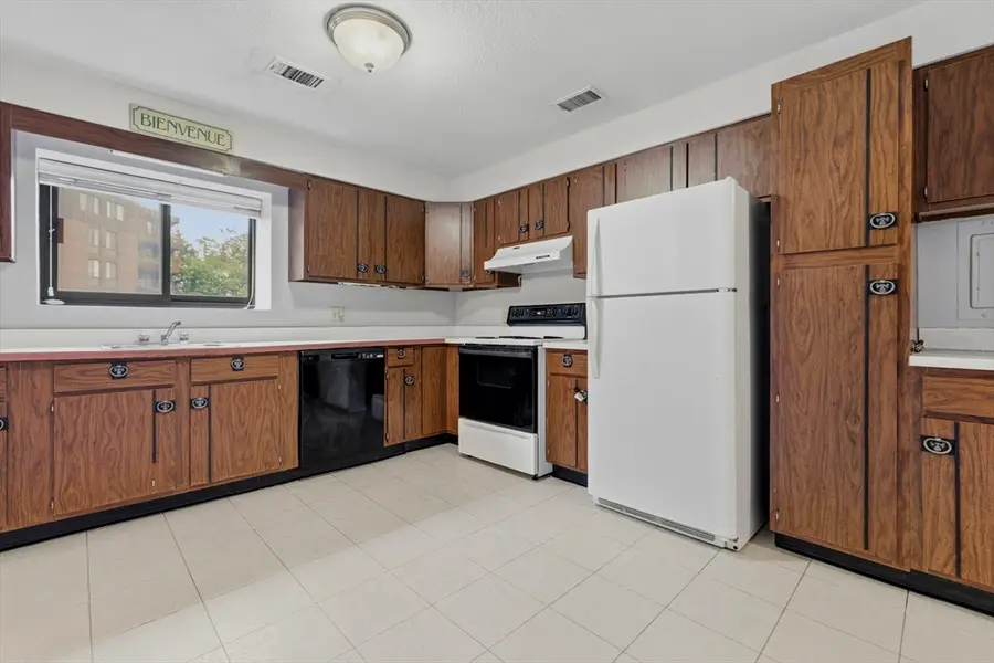 1002 Paradise Rd #1C, Swampscott, MA 01907 - #3