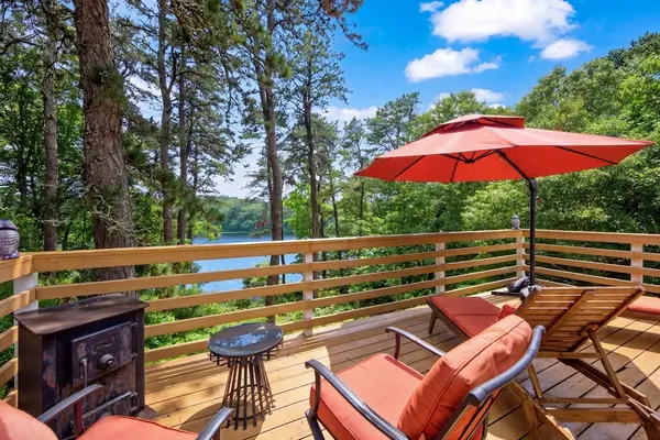 8 Theatre Dr, Falmouth, MA 02536