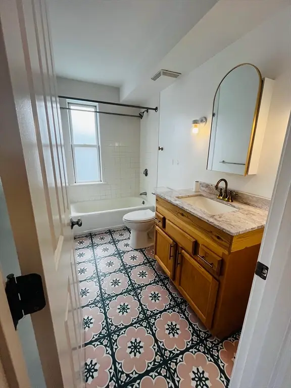 429 Border St #6, Boston, MA 02128 - #3