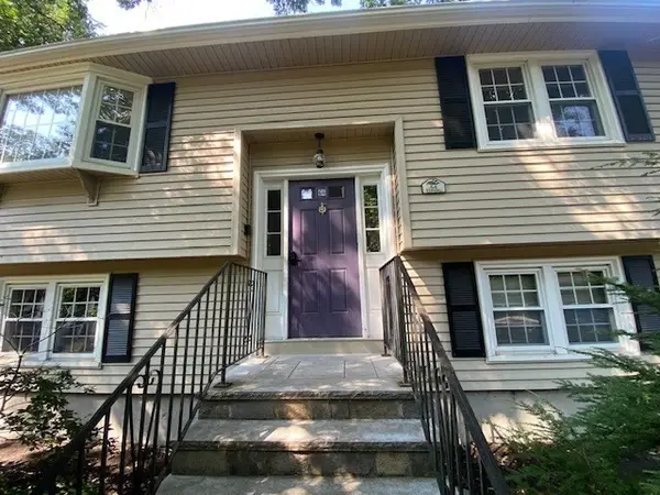 64 Haverhill St, Reading, MA 01867