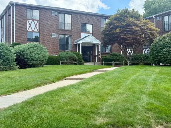 127 King St #209, Franklin, MA 02038