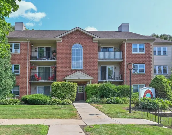 24 Maple Crest Cir #F, Holyoke, MA 01040