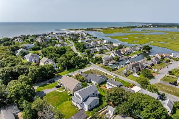 29 Parkers Neck Road, Yarmouth, MA 02664