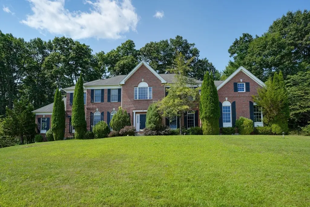 18 Valley View Dr, North Grafton, MA 01536 - #1