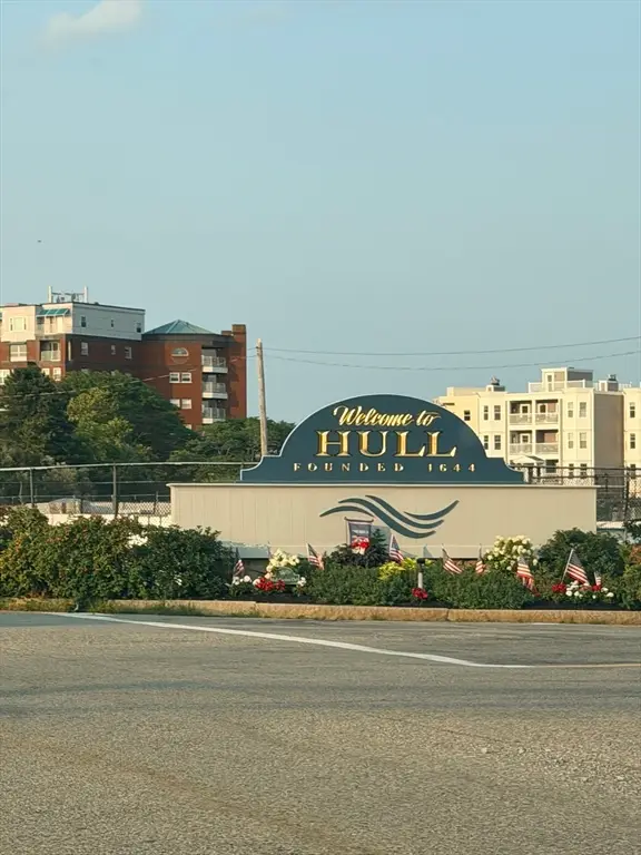 29 Newport Rd, Hull, MA 02045
