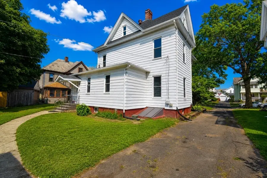 30 Laurel St, Holyoke, MA 01040 - #3