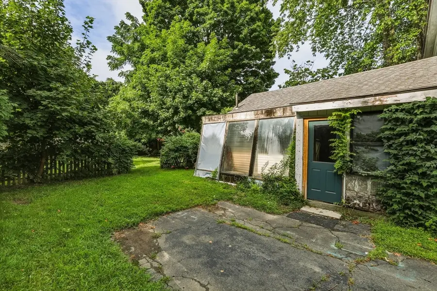 11 School St, Sunderland, MA 01375 - #3