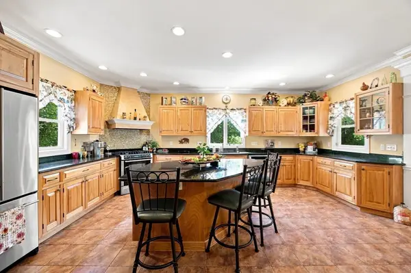 135 Lancaster Dr, Agawam, MA 01001