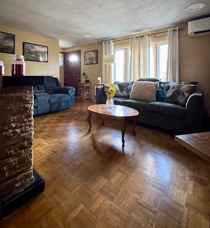 93 Marguerite St, Chicopee, MA 01020 - #2