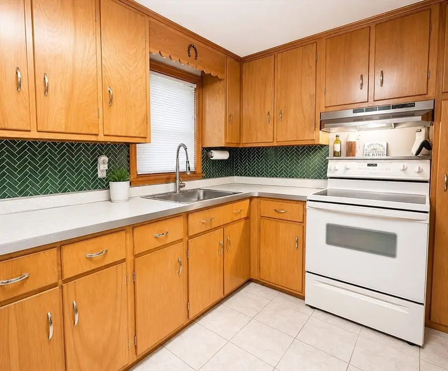 39 Lawnwood St, Springfield, MA 01119 - #3