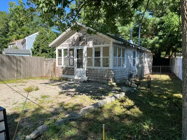 16 West St, Hanson, MA 02341