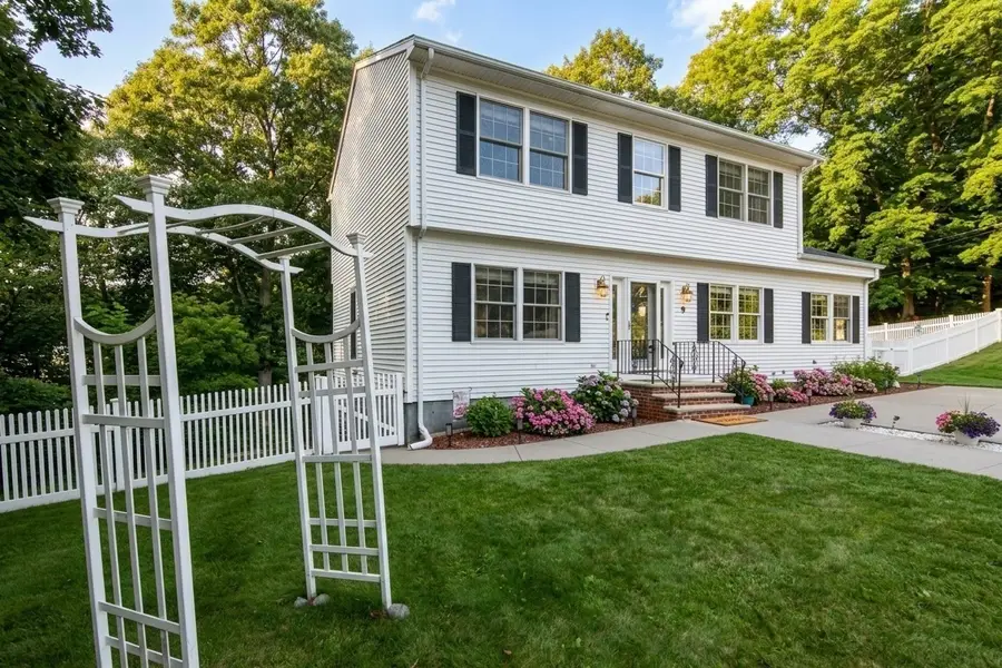 9 Zamora St, Saugus, MA 01906 - #3