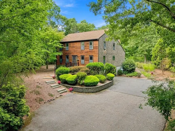 43 E Russell Mills Rd, Plymouth, MA 02360