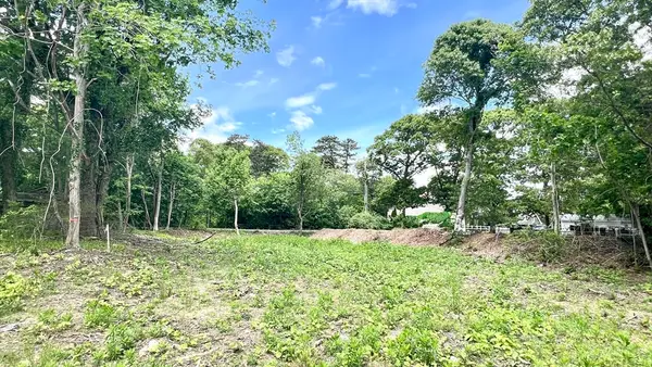 24 Towanticut St, Oak Bluffs, MA 02568