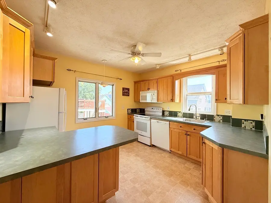 7 Pembroke St, Medford, MA 02155 - #3
