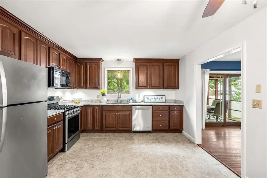 21 Chester St, Amesbury, MA 01913 - #2
