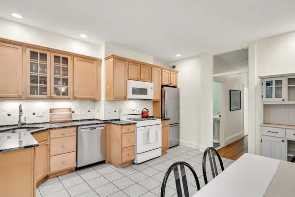 124 Chestnut St #1, Brookline, MA 02445