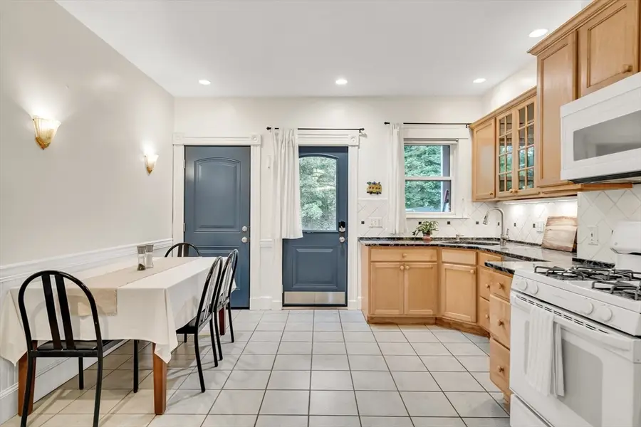 124 Chestnut St #1, Brookline, MA 02445 - #3