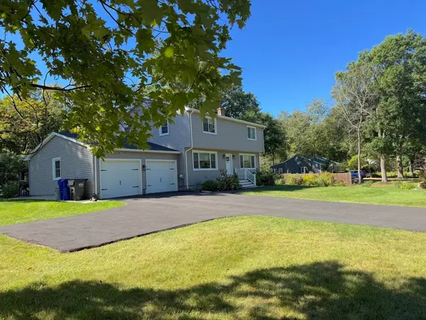 52 Stagecoach Rd, Amherst, MA 01002