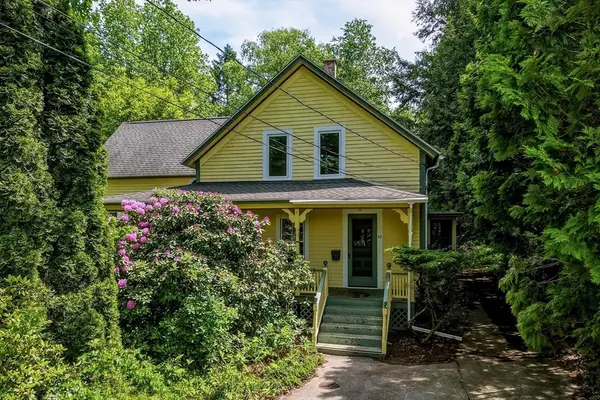 52 Baker St, Amherst, MA 01002
