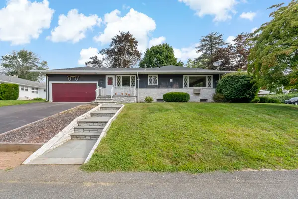 7 Harold Ave, Somerset, MA 02726