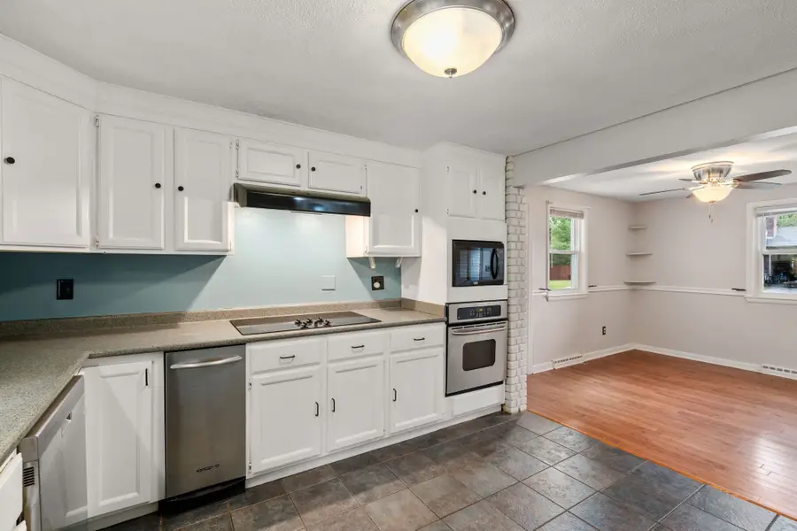 11 Munroe Dr, Plainville, MA 02762 - #3