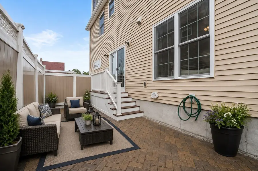 10 Gale St #1, Waltham, MA 02453 - #3
