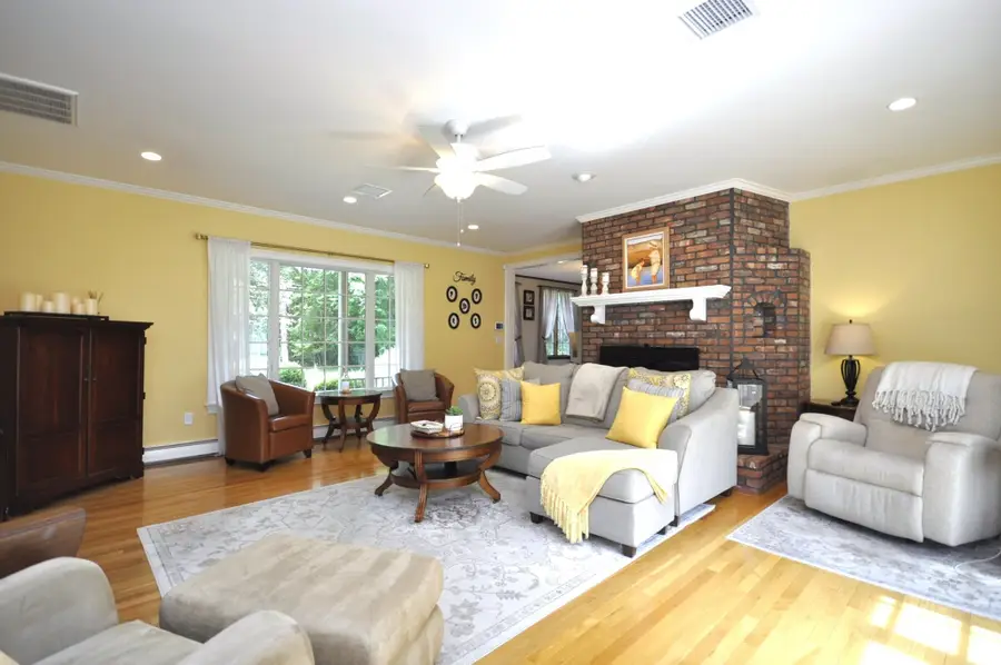 34 River Rd, East Bridgewater, MA 02333 - #3