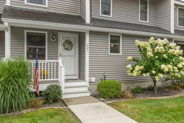 221 Bayberry Hill Ln #221, Leominster, MA 01453