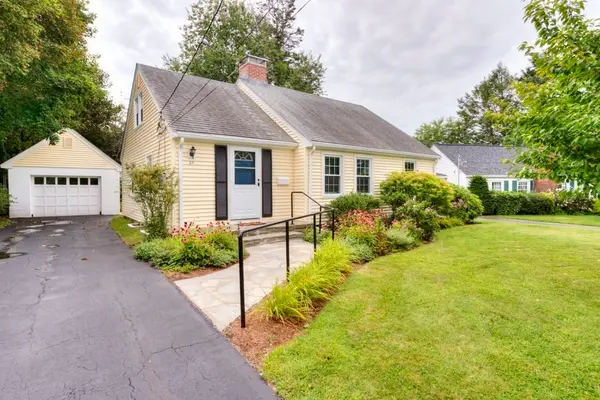 27 Mayflower Circle, Worcester, MA 01606