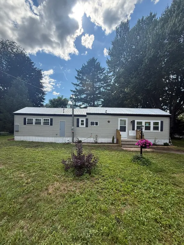 9 Willow, Brimfield, MA 01010