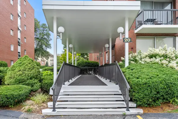 20 Hammond Pond Pkwy #504, Newton, MA 02467