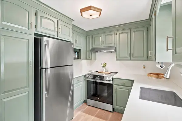 13 Hilltop Dr, Burlington, MA 01803