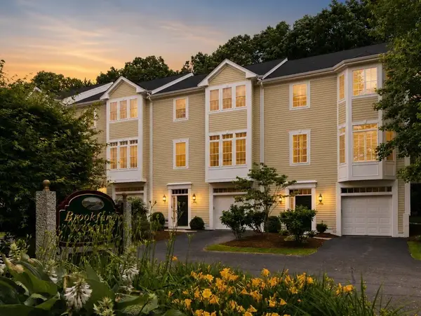 923 Lagrange St #923, Boston, MA 02132