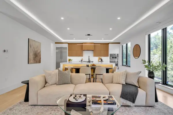 1242 Beacon St #1242, Newton, MA 02468