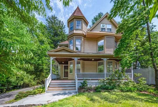 8 Cypress Rd, Wellesley, MA 02481