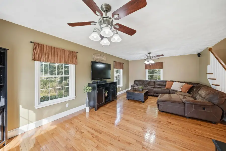39 Tomahawk Dr, Tewksbury, MA 01876 - #3