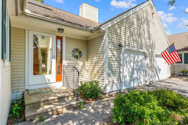 7 Par Three Ct, Mashpee, MA 02649
